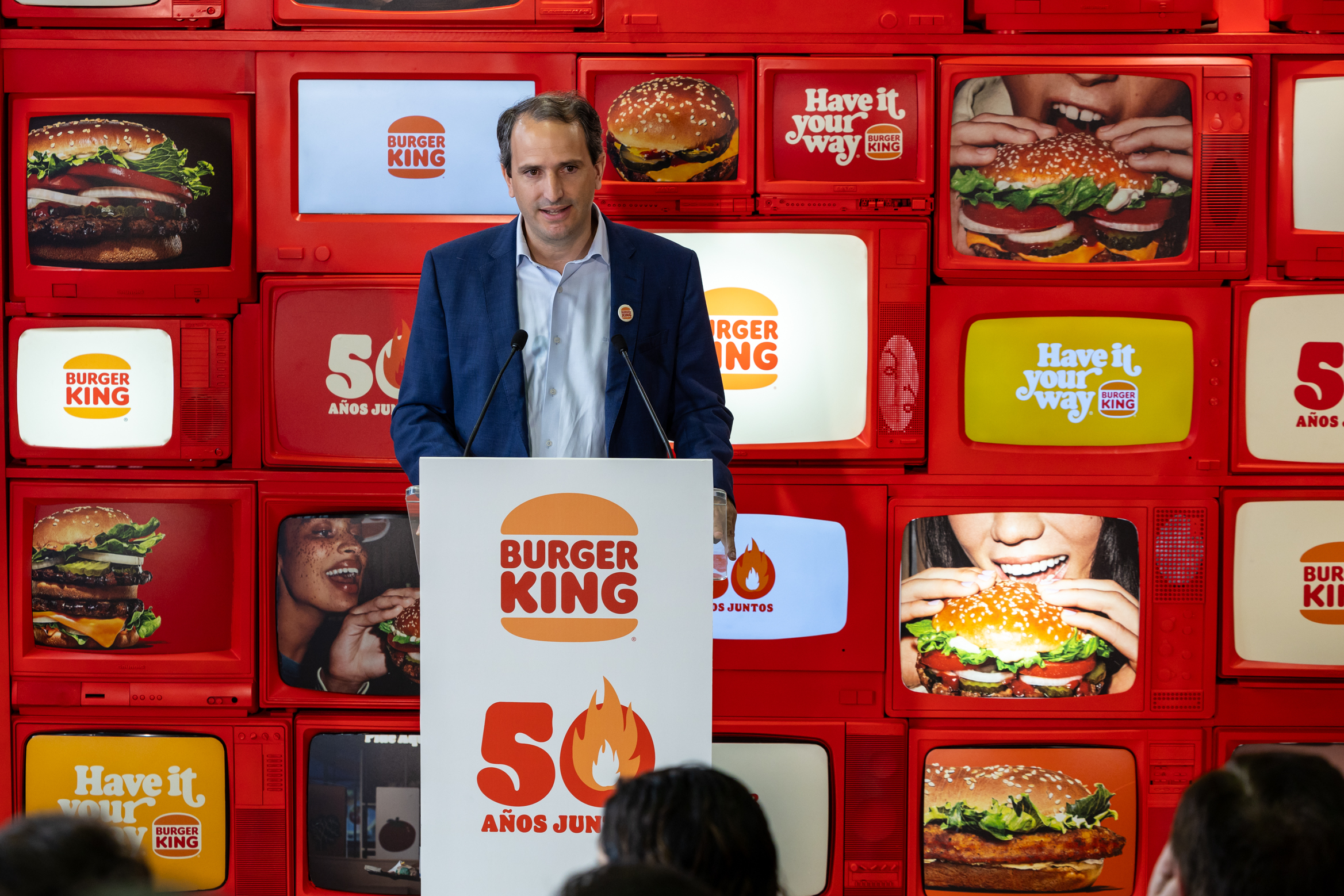 Borja Hernández de Alba en un pedestal hablando ante varias personas.
