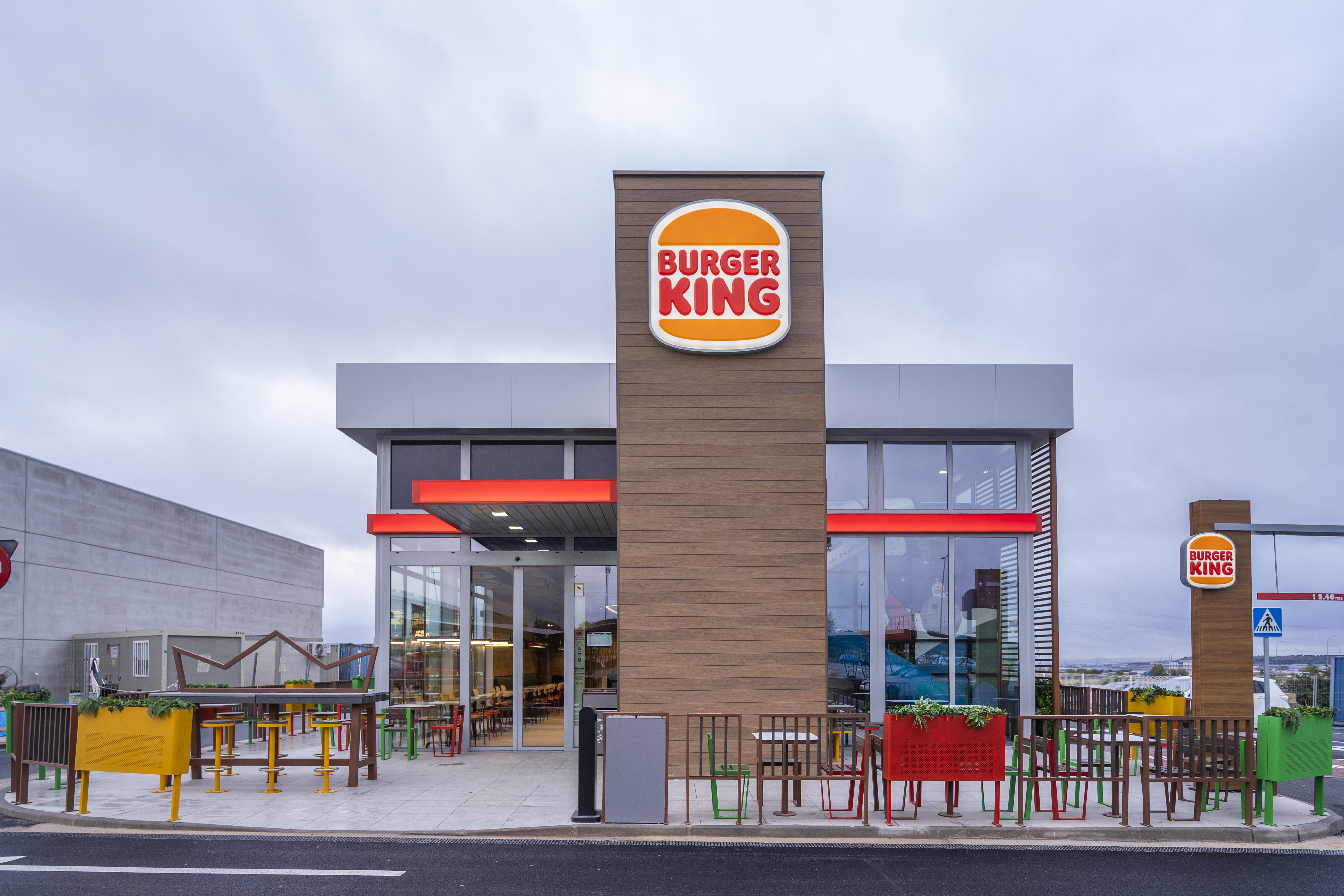 Imágen de un restaurante burger king con un cielo nublado de fondo.